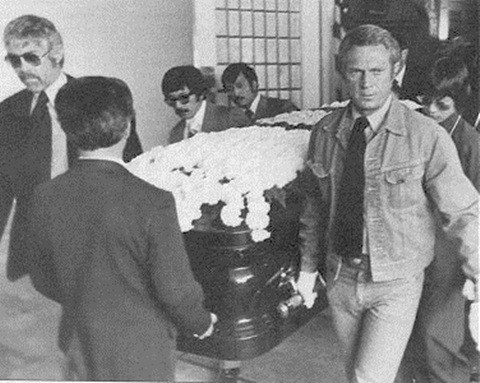 Cụ thể, họ sử dụng những thước phim quay lại tang lễ của huyền thoại võ thuật và một vài hình ảnh về di hài Lý Tiểu Long để giải thích nguyên nhân cái chết của nhân vật chính trong phim "Trò chơi tử thần".