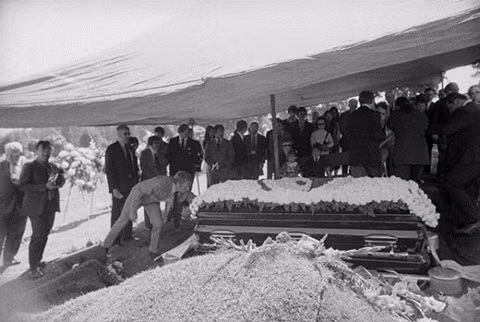 Những nhà làm phim quyết định không loại bỏ những cảnh quay của Lý Tiểu Long trước đó mà sáng tạo ra kết thúc mới cho bộ phim.