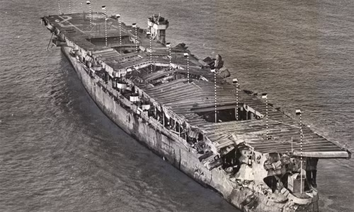 Hình ảnh tàu sân bay USS Independence bị hư hại nghiêm trọng sau cuộc thử bom hạt nhân tại Bikini Atoll hồi tháng 1/1951.