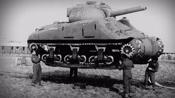 3. Quân đồng minh đã bố trí lực lượng giả ở Kent và Essex để đánh lừa phát xít Đức. Khi gần đến ngày diễn ra cuộc đổ bộ lớn nhất lịch sử, phát xít Đức cảm nhận được một cuộc chiến khốc liệt sắp diễn ra.