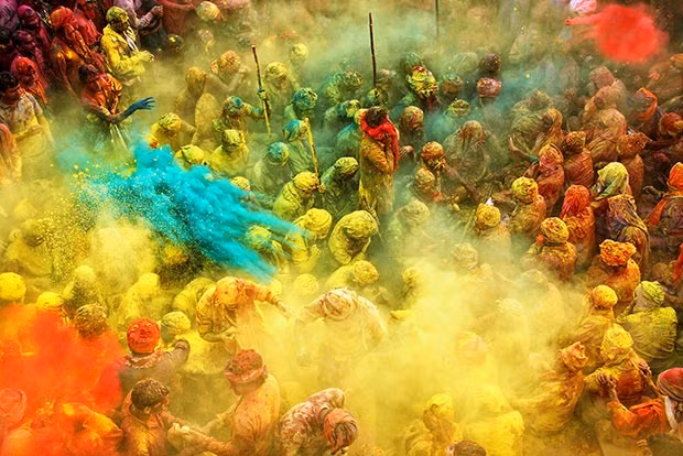 30.878 tác giả đến từ 166 quốc gia đã tham gia tranh giải với 60.162 tác phẩm dự thi ở bốn hạng mục bao gồm: “Những sắc màu cuộc sống”, “Đề tài chung”, “Những gương mặt” và “Nhiếp ảnh ban đêm”. Trong ảnh là tác phẩm của Anurag Kumar (Ấn Độ) đoạt giải đặc biệt ở hạng mục “Những sắc màu cuộc sống” với giải thưởng trị giá 120.000.