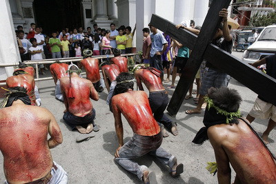 Tuy nhiên, trước khi thực hiện nghi lễ đóng đinh, các tín đồ nam theo đạo Công giáo sẽ phải trải qua một trận đòn roi đẫm máu khi bị đánh bằng những thanh tre hay dây thừng.