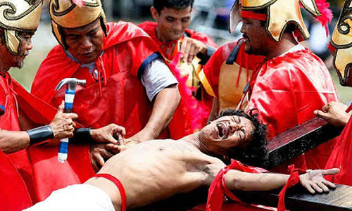 Gương mặt thể hiện sự đau đớn của tín đồ Công giáo khi tái hiện lại cảnh Chúa Jesus bị đóng đinh trên thập tự giá. Sau khi hoàn thành nghi lễ trên, các tín đồ sẽ được đưa đến các cơ sở y tế để điều trị vết thương.