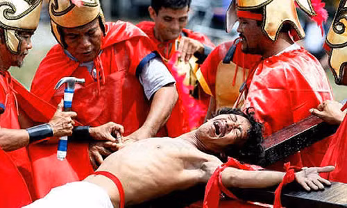 Gương mặt thể hiện sự đau đớn của tín đồ Công giáo khi tái hiện lại cảnh Chúa Jesus bị đóng đinh trên thập tự giá. Sau khi hoàn thành nghi lễ trên, các tín đồ sẽ được đưa đến các cơ sở y tế để điều trị vết thương.