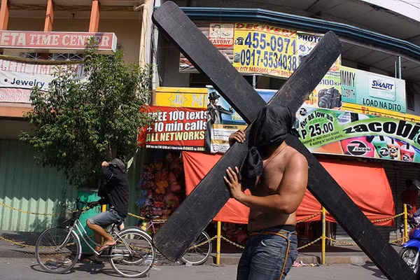 Đối tượng tham gia chủ yếu là tín đồ nam theo đạo Công giáo. Những người này sẽ tái hiện lại hình ảnh Chúa Jesus bị đóng đinh trên thập tự giá.