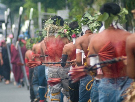 Phần lưng thấm đẫm máu của những tín đồ Công giáo thực hiện nghi lễ đóng đinh trên thập tự giá. Nghi lễ này khiến nhiều du khách khi đến đây không khỏi kinh hãi khi chứng kiến cảnh tượng hãi hùng này.