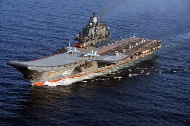 Tàu sân bay Đô đốc Kuznetsov góp mặt trong biên chế Hải quân Nga từ cuối năm 1990. Tàu dài 305 m, rộng 72 m với tải trọng choán nước 61.390 tấn. Nó có khả năng di chuyển với vận tốc tối đa 54 km/h.