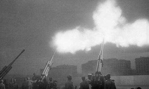 Binh sĩ Hồng quân Liên Xô bắn pháo sáng rực bầu trời ăn mừng chiến thắng giải phóng Kiev hồi tháng 11/1943.