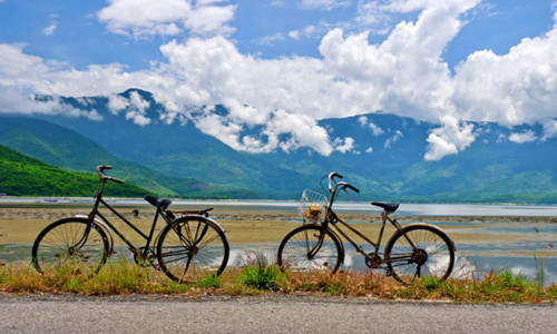 The Guardian bình chọn đèo Hải Vân nằm trong top 10 cung đường ngoạn mục nhất thế giới. Cung đường này được thế giới biết đến nhiều hơn qua chương trình chuyên về lái xe nổi tiếng thế giới Top Gear Special năm 2008. "Con đường trên mây" này dài gần 23 km nằm trên dãy Trường Sơn. Du khách có thể khám phá cung đường này trong một ngày bằng xe máy hoặc ô tô. Nhà báo nổi tiếng chuyên về ô tô Jeremy Clarkson đã khen ngợi đèo Hải Vân là “một dải lụa đơn độc của sự hoàn hảo – một trong những cung đường ven biển tốt nhất thế giới”.