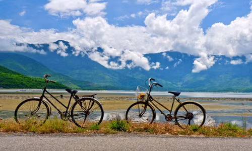 The Guardian bình chọn đèo Hải Vân nằm trong top 10 cung đường ngoạn mục nhất thế giới. Cung đường này được thế giới biết đến nhiều hơn qua chương trình chuyên về lái xe nổi tiếng thế giới Top Gear Special năm 2008. "Con đường trên mây" này dài gần 23 km nằm trên dãy Trường Sơn. Du khách có thể khám phá cung đường này trong một ngày bằng xe máy hoặc ô tô. Nhà báo nổi tiếng chuyên về ô tô Jeremy Clarkson đã khen ngợi đèo Hải Vân là “một dải lụa đơn độc của sự hoàn hảo – một trong những cung đường ven biển tốt nhất thế giới”.