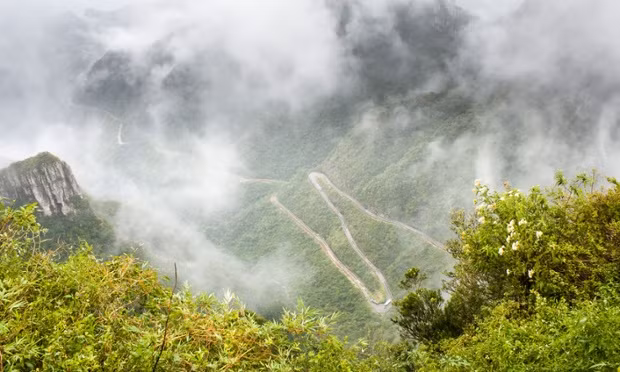 Nằm trên sườn núi Serra do Rio Rastro, Brazil, cung đường SC-438 là một trong những con đường ngoạn mục nhất thế giới. Con đường này khá khúc khuỷu đi qua những hẻm núi, vực sâu... tạo nên cảnh quan vô cùng ngoạn mục từ đầu cho đến cuối con đường.