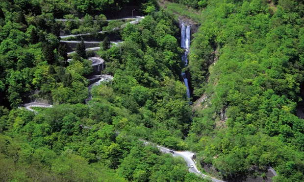 Đường Irohazaka, Nhật Bản được xây dựng vào năm 1954 và 1965. Con đường này có tổng cộng 48 khúc ngoặt chữ chi. Từ tháng 10, khi cây cối trong khu rừng bao quanh đôi đường này chuyển màu lá sang đỏ, vàng và nâu, rất đông người dân đến các khu rừng gần con đường trên để ngắm cảnh sắc thiên nhiên mùa thu tuyệt đẹp. 