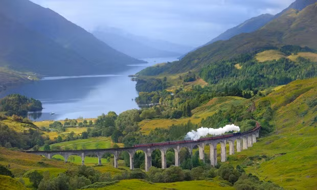 Đường đến Isles, Scotland dài 74 km, chạy từ trạm Ben Nevis đến thị trấn biển Mallaig có ý nghĩa lịch sử to lớn. Đây cũng là cảnh quan tuyệt đẹp, đậm chất vùng quê của Scotland.