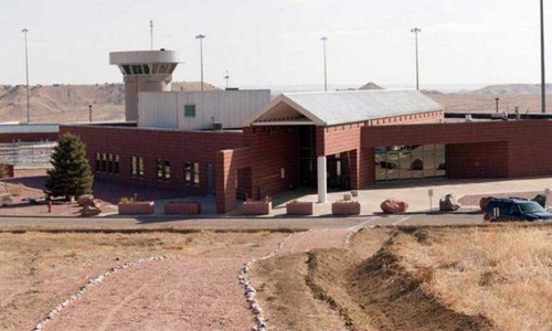 Nhà tù ADX có tên gọi đầy đủ là United States Penitentiary Administrative Maximum Facility (Cơ sở giam giữ quản thúc tối đa), là nhà tù có mức độ an ninh cao nhất tại Mỹ. Nơi đây chuyên giam giữ những tội phạm nguy hiểm nhất nên kể từ khi thành lập đến nay chưa có tù nhân nào vượt ngục thành công.