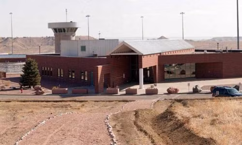 Nhà tù ADX có tên gọi đầy đủ là United States Penitentiary Administrative Maximum Facility (Cơ sở giam giữ quản thúc tối đa), là nhà tù có mức độ an ninh cao nhất tại Mỹ. Nơi đây chuyên giam giữ những tội phạm nguy hiểm nhất nên kể từ khi thành lập đến nay chưa có tù nhân nào vượt ngục thành công.