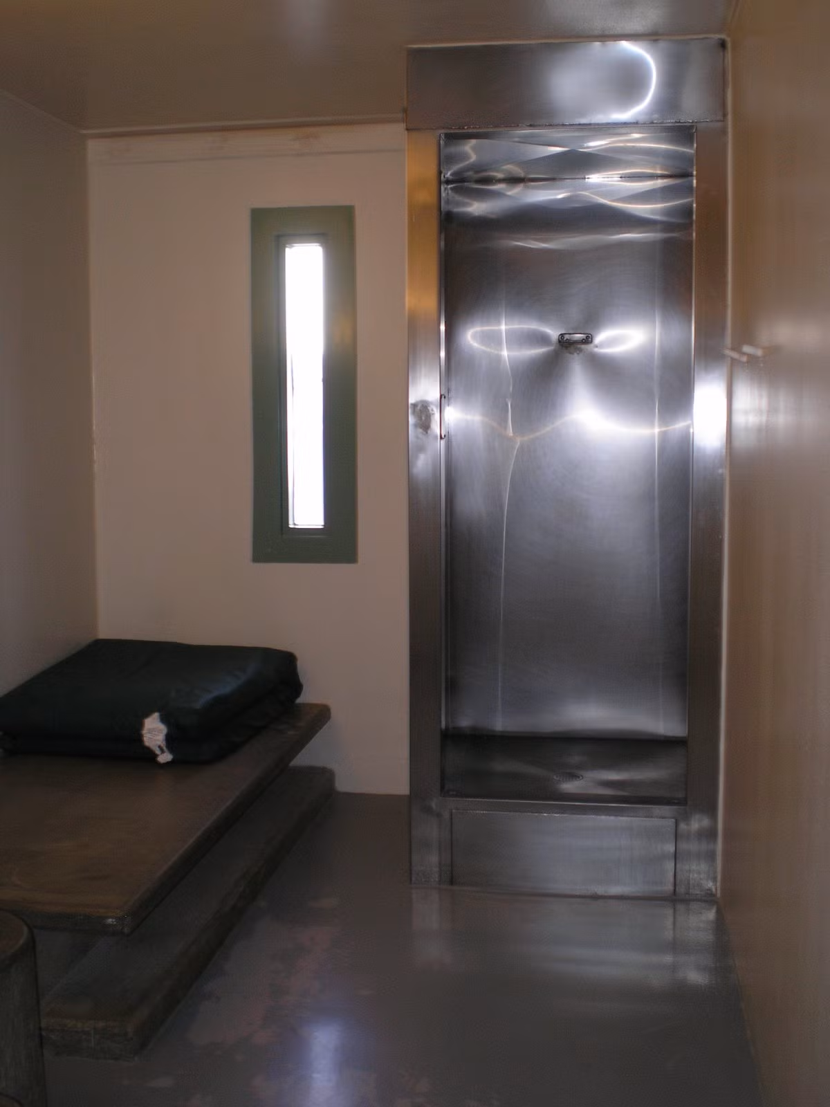 ADX được xây dựng trên diện tích rộng khoảng 243 ha, với chi phí lên đến 60 triệu USD. Nhà tù này có sức chứa tối đa 500 phạm nhân, và được chia thành 8 khu. Trong ảnh là là một buồng giam ở nhà tù ADX.