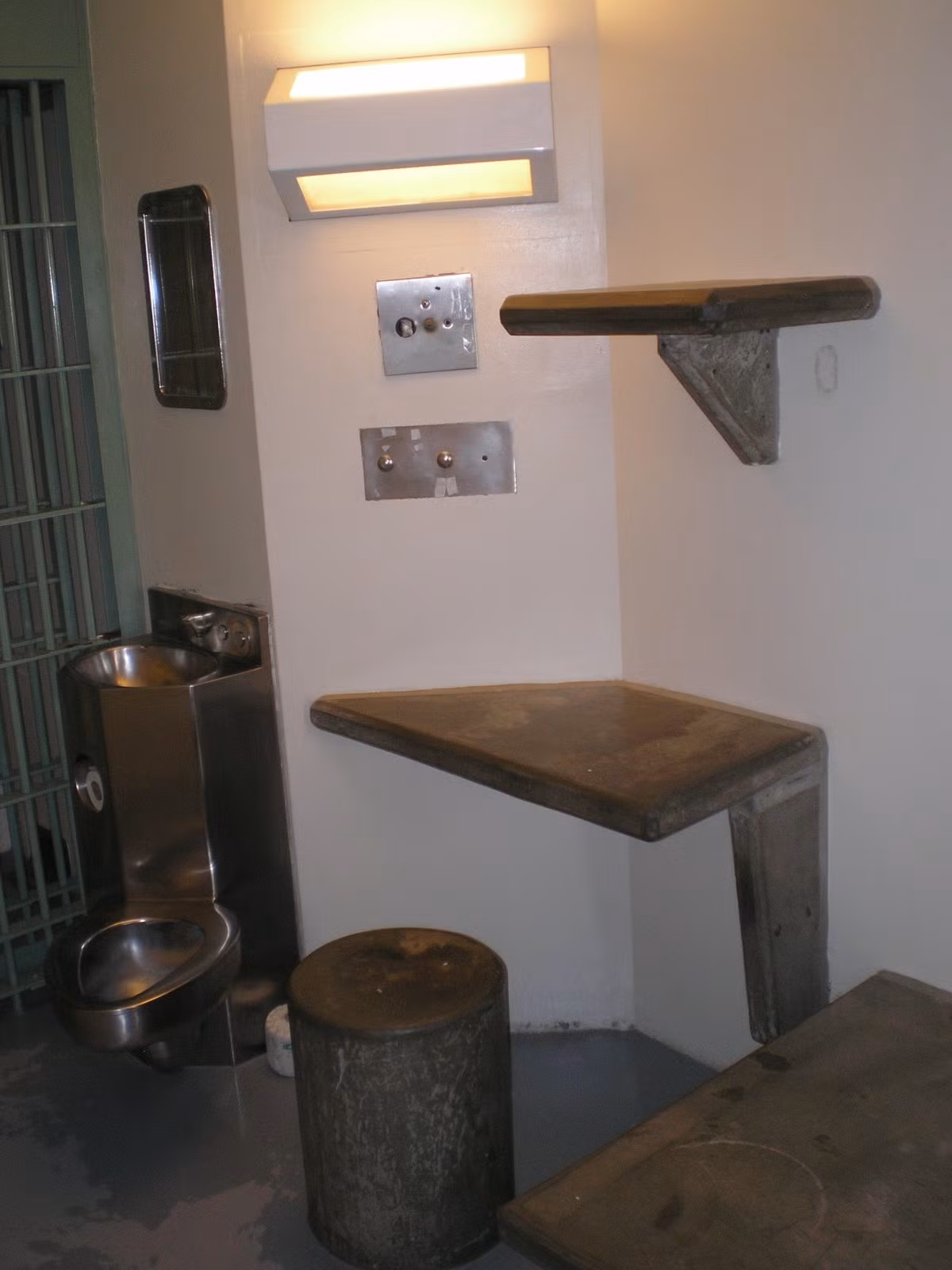 Tại nhà tù ADX, tù nhân bị biệt giam 23 tiếng/ngày. Phòng giam của tù nhân thường rộng khoảng 2 x 3,5m.