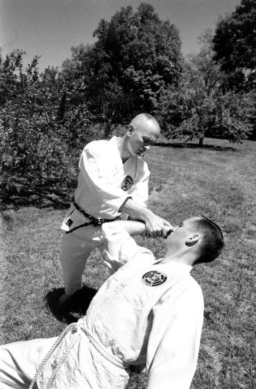 Với các kỹ năng phòng thủ, chiến đấu đã được đào tạo, nhân viên mật vụ Mỹ nhanh chóng khống chế được đối phương.