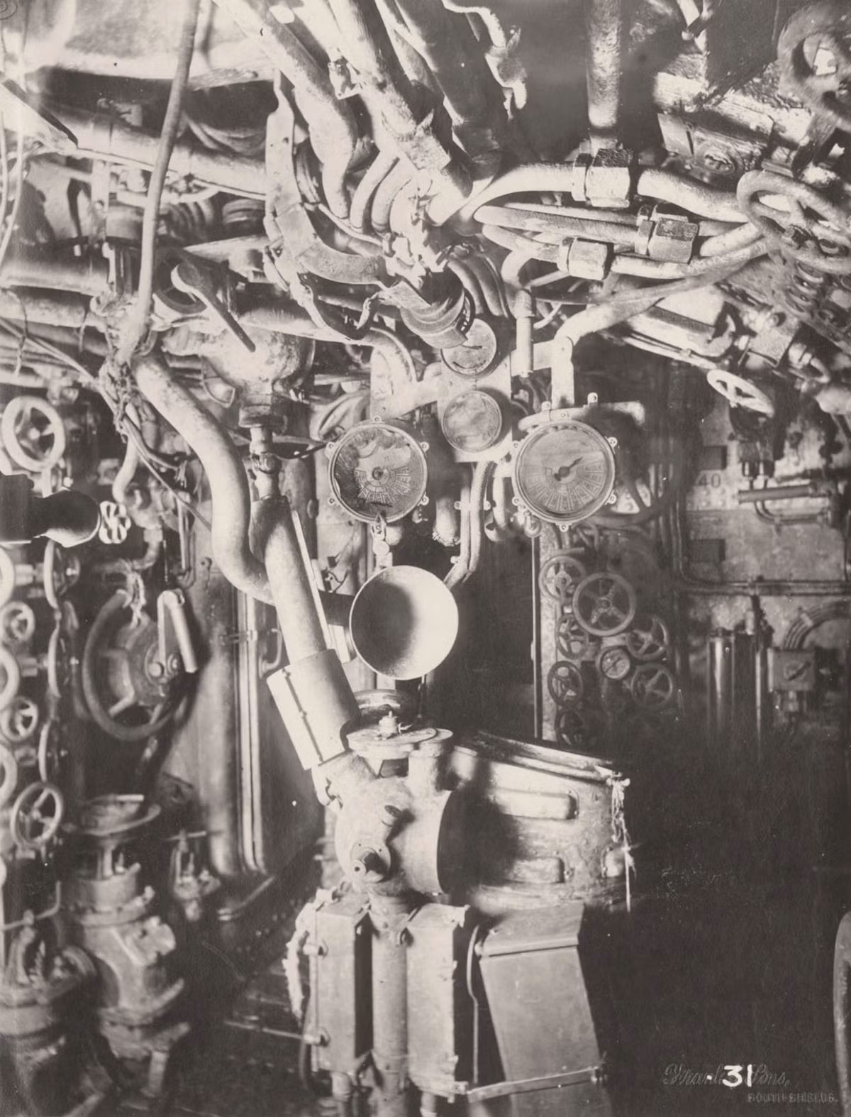 La bàn, van điều khiển tàu, loa liên lạc khoang động cơ và bộ điện tín.