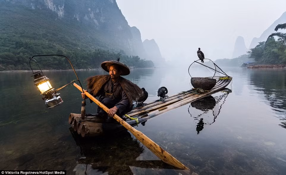 Ngư dân cũng biết cách để giữ cho những con cá đánh bắt được luôn tươi rói để đem bán.