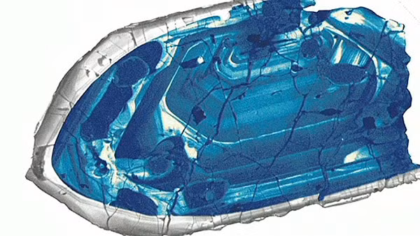 1. Tinh thể zircon "già" nhất Trái đất 4,4 tỷ năm tuổi. Năm 2014, các nhà khoa học đã tìm thấy tinh thể zircon có niên đại 4,4 tỷ năm tại trang trại cừu ở Jack Hills, phía Tây Australia. Đây là mẫu vật lâu đời nhất Trái đất được phát hiện cho đến nay. Hiện vật cổ xưa này có màu đỏ nhưng khi gặp electron thì chuyển sang màu xanh dương. Tinh thể zircon này là một trong số những hiện vật cổ nhất lịch sử nhân loại từng được phát hiện.