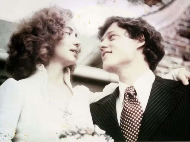Đến ngày 11/10/1975, bà Hillary Clinton kết hôn với Bill Clinton tại Arkansas. Đây là hình ảnh chụp tại hôn lễ của cựu Ngoại trưởng Mỹ.