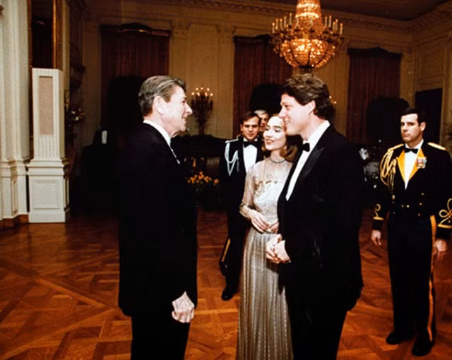 Vợ chồng bà Clinton sánh bước bên nhau trong nhiều sự kiện chính trị - xã hội. Trong ảnh là bà Clinton tháp tùng chồng tham dự buổi gặp Tổng thống Mỹ Ronald Reagan năm 1983.