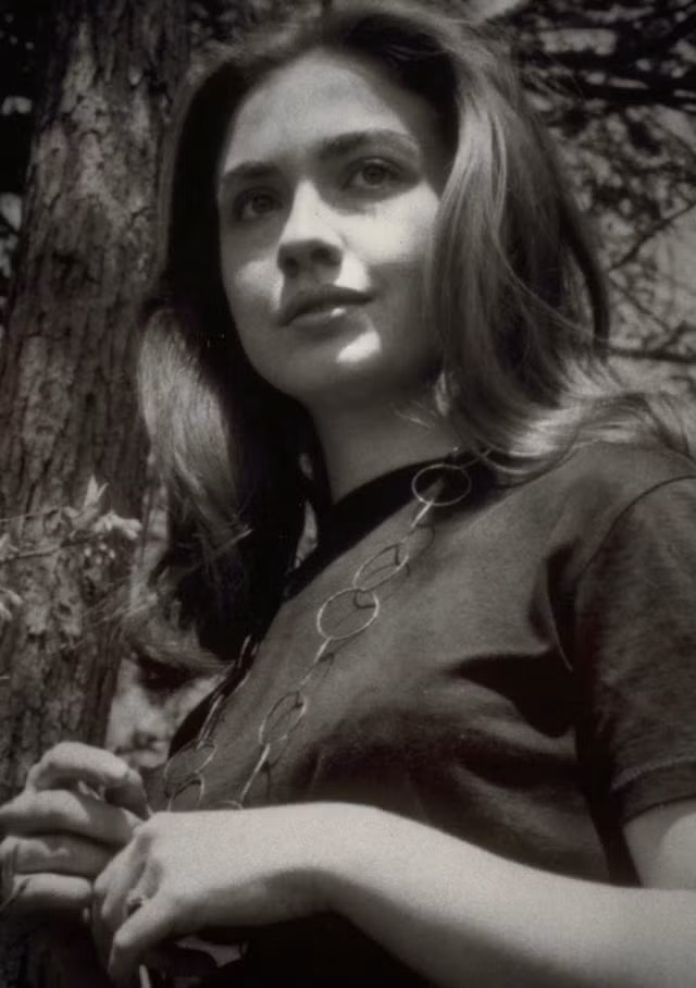 Vẻ đẹp trong sáng, cuốn hút của bà Clinton khi là sinh viên Đại học Wellesley năm 1969.