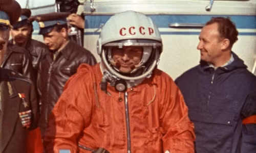 Gagarin trong trang phục phi hành gia, chuẩn bị sẵn sàng thực hiện sứ mệnh lịch sử.