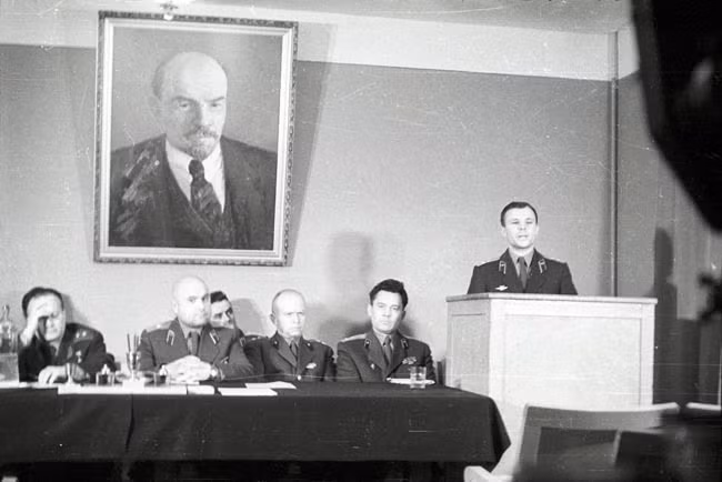 Sau cuộc họp, mọi người đã di chuyển đến "ngôi nhà của nguyên soái" - nơi Nguyên soái Mitrofan Nedelin thường ở để nghỉ ngơi một đêm trước khi diễn ra sự kiện con người bay vào vũ trụ lần đầu tiên.