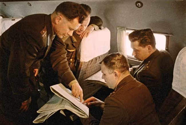 Ngày 12/4/1961, Yuri Gagarin là người đầu tiên bay vào vũ trụ. Khi đó, phi thuyền Phương Đông đã đưa phi hành gia Gagarin lên quỹ đạo trái đất từ sân bay vũ trụ Baikonur tại Kazakhstan vào lúc 9h07 giờ Matxcơva. Trong ảnh là nhà du hành Gagarin gặp gỡ các quan chức để thảo luận cho chuyến bay vào vũ trụ sắp diễn ra vào lúc 1h chiều ngày 11/4/1961.
