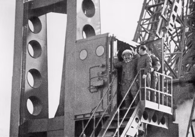 Phi hành gia Gagarin vẫy chào và lắng nghe lời tạm biệt, chúc chuyến bay thành công của mọi người. Thậm chí, một số người đã khóc khi chứng kiến giây phút đặc biệt này.