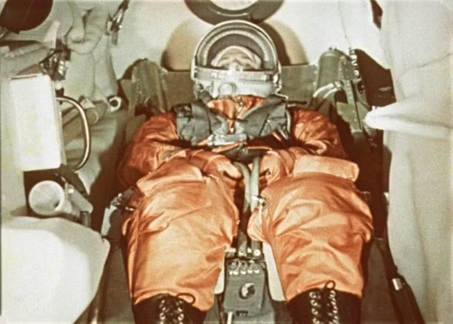 Sau đó, phi thuyền Phương Đông đã đưa Gagarin lên quỹ đạo trái đất từ sân bay vũ trụ Baikonur tại Kazakhstan vào lúc 9h07 giờ Moscow ngày 12/4/1961. Chuyến bay lịch sử này kéo dài trong 108 phút.