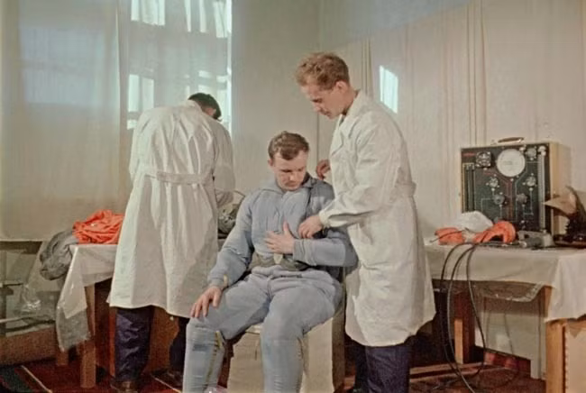 Nhà du hành vũ trụ Gagarin được các nhân viên, chuyên gia chuẩn bị kỹ lưỡng từng chi tiết cho chuyến bay vào vũ trụ. Ảnh chụp lúc 5h30 sáng ngày 12/4/1961.