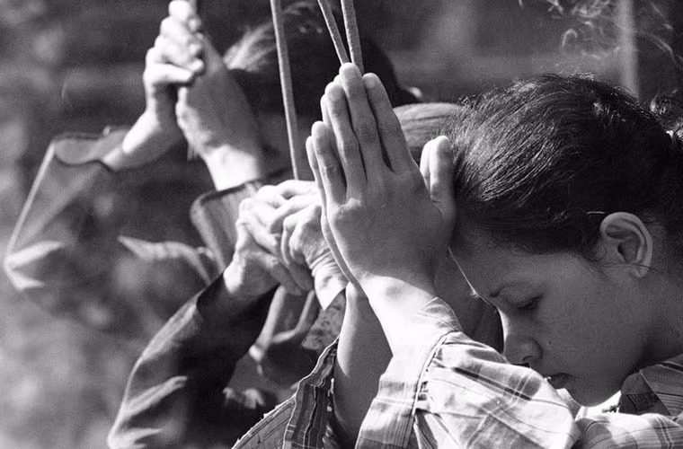 Những phụ nữ thắp hương, chắp tay khấn lễ cầu mong người quá cố được siêu thoát khi sang thế giới bên kia.