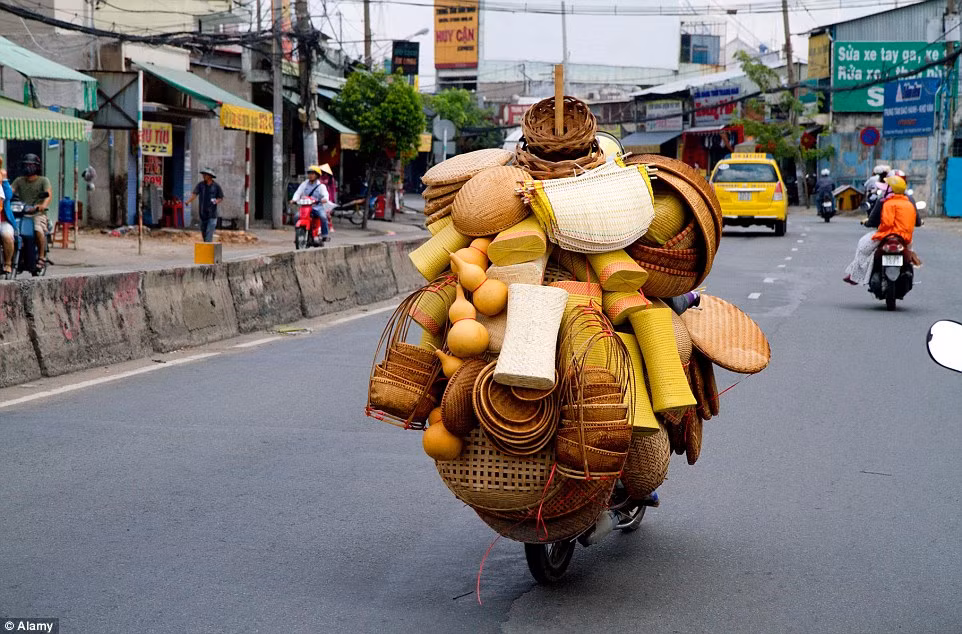 Hình ảnh xe máy chở rất nhiều sản phẩm mây tre đang di chuyển trên đường phố thành phố Hồ Chí Minh của tác giả khác đăng tải trên Daily Mail.