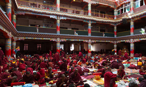 Các tu sĩ tập ngồi bên trong ngôi đền lớn nhất ở thung lũng Larung để cầu nguyện.