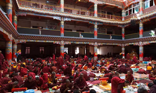 Các tu sĩ tập ngồi bên trong ngôi đền lớn nhất ở thung lũng Larung để cầu nguyện.