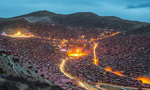 Du khách luôn được chào đón khi đến Học viện Phật giáo Larung Gar để tham quan, học tập và tìm hiểu Phật giáo Tây Tạng.