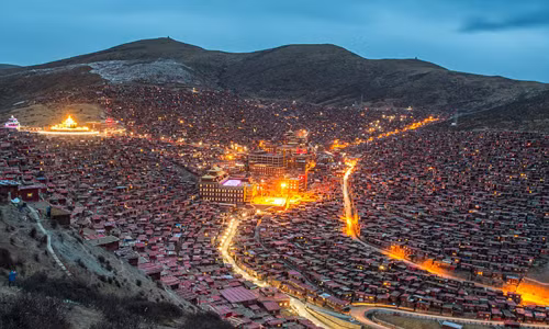 Du khách luôn được chào đón khi đến Học viện Phật giáo Larung Gar để tham quan, học tập và tìm hiểu Phật giáo Tây Tạng.