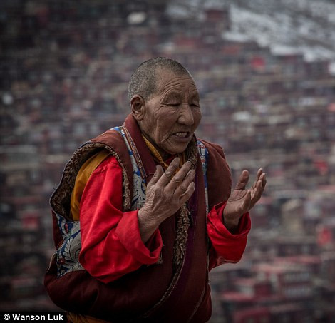 Cầu nguyện là một phần quan trọng đối với các nhà sư, tu sĩ... học tập, nghiên cứu Phật giáo tại thung lũng Larung.