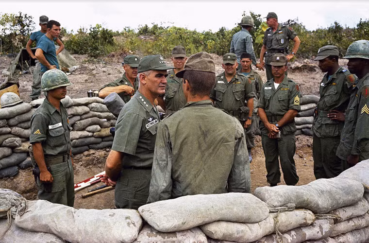 Đại tướng William Westmoreland nói chuyện với binh sĩ ở tiểu đoàn 1, Trung đoàn 16, Lữ đoàn 2, Sư đoàn 1 của Mỹ tại khu vực gần Biên Hòa năm 1965.