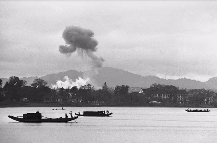Mỹ dội bom napalm vào các làng mạc gần sông Hương ở Huế ngày 28/2/1963.