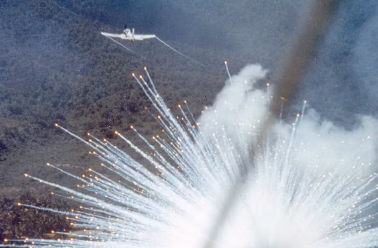 Máy bay Douglas A-1E Skyraider của Không quân Mỹ ném bom phốt pho trắng vào vị trí được cho là của Quân đội Việt Nam năm 1966.