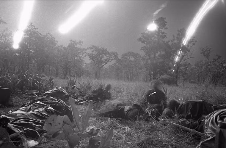 Pháo sáng từ những máy bay trên bầu trời rọi chiếu những thi thể binh lính tử trận ở thung lũng Ia-Drang ngày 18/11/1965. Ảnh chụp tại thung lũng Ia-Drang vào tháng 11/1965.