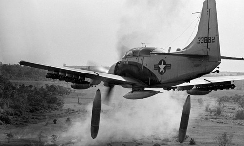 Máy bay A-1 Skyraider của quân đội Mỹ dội bom xuống khu vực được cho là có Quân đội giải phóng ngày 26/12/1964.