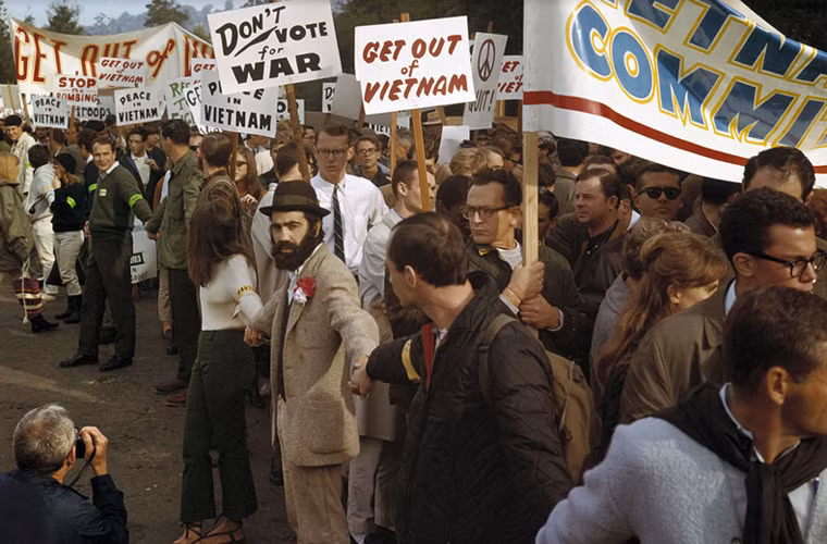 Rất đông người biểu tình ở thành phố Berkeley-Oakland, California tụ tập phản đối Mỹ tiến hành chiến tranh ở Việt Nam tháng 12/1965.