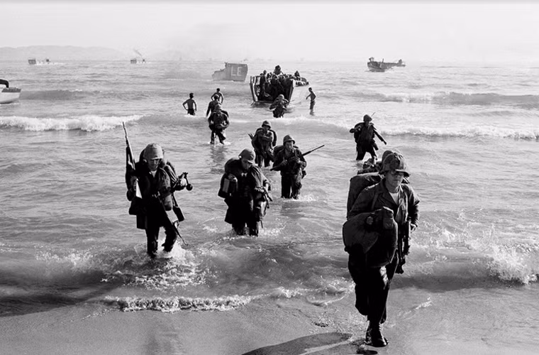 Thủy quân lục chiến Mỹ đổ bộ lên bãi biển gần Đà Nẵng ngày 10/4/1965.