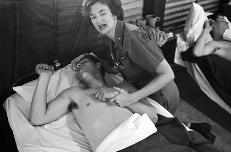 Nữ y tá cố gắng cứu sống một lính Mỹ bị thương tại bệnh viện quân sự số 8 ở Nha Trang ngày 7/2/1965.