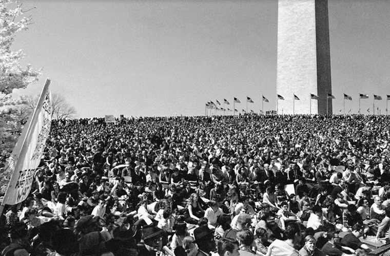 Hàng ngàn người có mặt tại đài tưởng niệm Washington ở Washington, Mỹ ngày 17/4/1965 để nghe Ernest Gruening - thượng nghị sĩ đảng Dân chủ đến từ Alaska nói về chính sách của Mỹ tại Việt Nam. Trong những năm 1960, nhiều cuộc biểu tình ở Mỹ đã diễn ra nhằm phản đối cuộc chiến phi nghĩa mà Mỹ tiến hành ở Việt Nam.